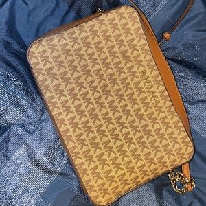 Michael kors crossbody purse